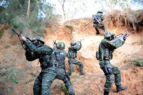 1月7日,武警特戰(zhàn)隊(duì)?wèi)?zhàn)斗小組在搜尋“恐怖分子”過(guò)程中交替掩護(hù)攀爬。新華社發(fā)(李濤 攝)