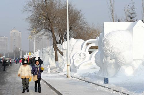 1月7日,觀眾在參觀雪雕作品。新華社記者 王松 攝