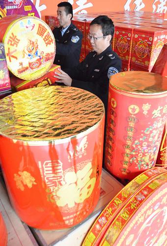 1月7日,山東市濱州市濱城區(qū)市西街道安監(jiān)所工作人員在虹川煙花公司展廳里對(duì)煙花爆竹進(jìn)行質(zhì)量檢查。自去年12月份開(kāi)始,山東省濱州市濱城區(qū)安監(jiān)部門集中開(kāi)展煙花爆竹百日安全專項(xiàng)整治行動(dòng),對(duì)轄區(qū)269家煙花爆竹銷售公司和銷售點(diǎn)進(jìn)行檢查,規(guī)范產(chǎn)品的采購(gòu)和銷售等環(huán)節(jié),杜絕偽劣煙花爆竹產(chǎn)品進(jìn)入市場(chǎng),確保廣大群眾過(guò)一個(gè)平安祥和的春節(jié)。新華社發(fā)(李榮新 攝)