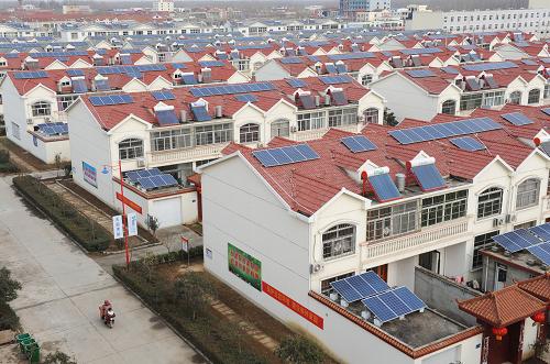 這是1月8日拍攝的農(nóng)民住宅小區(qū)連片屋頂 “光伏發(fā)電村”。當(dāng)日,隨著最后一戶村民家的光伏發(fā)電設(shè)備并網(wǎng)成功,江蘇省首個(gè)農(nóng)民住宅小區(qū)連片屋頂“光伏發(fā)電村”在連云港市東海縣青湖鎮(zhèn)青南村并入國(guó)家電網(wǎng),正式開(kāi)始發(fā)電。青南村屋頂光伏發(fā)電項(xiàng)目由江蘇省經(jīng)信委投資建設(shè),129戶居民的屋頂被安裝1556塊多晶硅太陽(yáng)能組件,采用自發(fā)自用、余電上網(wǎng)的方式,預(yù)計(jì)所發(fā)電量的80%供居民使用,剩余20%由國(guó)家電網(wǎng)公司收購(gòu),年發(fā)電量可達(dá)39.33萬(wàn)千瓦時(shí)。與燃煤發(fā)電相比,該光伏發(fā)電項(xiàng)目每年可以節(jié)省標(biāo)準(zhǔn)煤128噸,減少二氧化碳排放341噸。新華社發(fā)(耿玉和 攝)