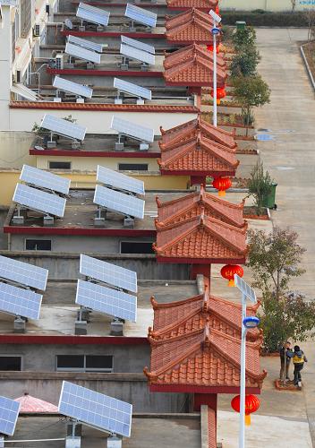 這是1月8日拍攝的農(nóng)民住宅小區(qū)連片屋頂 “光伏發(fā)電村”。新華社發(fā)(耿玉和 攝)