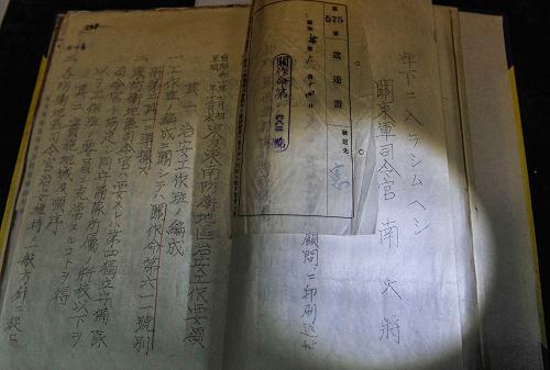 這是1932年南次郎簽署的《關(guān)東軍命令》(1月7日攝),主要內(nèi)容是對(duì)日軍占領(lǐng)的東北地區(qū)的兵力配屬進(jìn)行變更,以及配備裝甲列車及裝甲軌道車,以便更好進(jìn)行統(tǒng)治等。新華社記者 王昊飛 攝