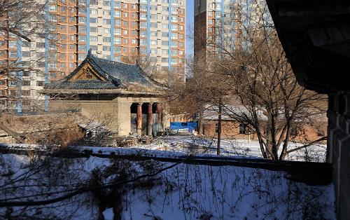 這是1月8日拍攝的位于吉林省長(zhǎng)春市的新京“忠靈塔”遺址,該遺址為梅津美治郎簽署的《關(guān)于靖國神社臨時(shí)大祭儀式之件報(bào)告》中提及的舉行參拜儀式的地點(diǎn)。新華社記者 王昊飛 攝