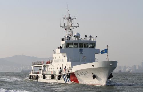 1月9日,在山東煙臺北部海域,新列編的“海巡0522”巡邏船在客運密集區(qū)巡航。當日,煙臺海事局所屬60米級“海巡0522”巡邏船、12米級“海巡05211”高海況船在山東煙臺海域雙雙列編,并開展了黃渤海春運保障海上巡航和綜合演練,為即將來臨的春運提供水上交通安全保障。這兩艘船的列編分別填補了煙臺轄區(qū)沒有大型海事巡邏船和惡劣海況下高速機動船的空白。新華社發(fā)(初陽 攝)