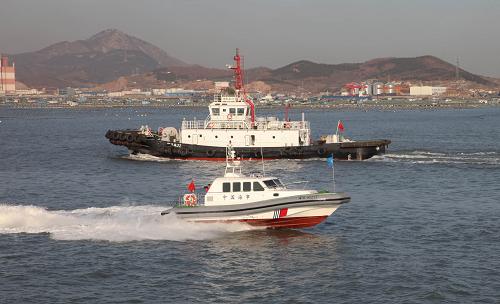 1月9日,在山東煙臺北部海域,新列編的“海巡05211”高海況船(下)在客運密集區(qū)巡航。新華社發(fā)(張國棟 攝)