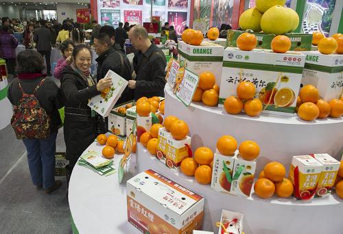 1月9日,特色農(nóng)產(chǎn)品吸引市民前來(lái)購(gòu)買(mǎi)。當(dāng)日,由農(nóng)業(yè)部、臺(tái)盟中央和重慶市政府共同主辦的第十三屆西部國(guó)際農(nóng)產(chǎn)品交易會(huì)在重慶國(guó)際會(huì)展中心拉開(kāi)帷幕,吸引了來(lái)自泰國(guó)、斯里蘭卡、巴基斯坦等50多家境外企業(yè)和國(guó)內(nèi)多家企業(yè)的特色展品參展。新華社記者 陳誠(chéng) 攝