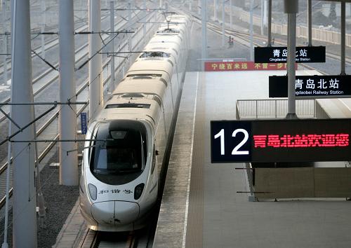 1月10日,一列動(dòng)車經(jīng)過青島北站。當(dāng)日,山東省最大的綜合性樞紐車站——青島北站正式開通運(yùn)營(yíng)。青島北站是集運(yùn)輸生產(chǎn)、旅客服務(wù)、市政配套于一體、多種交通方式立體銜接的綜合客運(yùn)交通樞紐。車站設(shè)計(jì)能力日辦理旅客列車75對(duì),日到發(fā)旅客10萬人次,能實(shí)現(xiàn)年到發(fā)量3000余萬人次。青島北站實(shí)行集中候車分散乘車的模式,在北站二層的候車大廳有3萬平方米,可以同時(shí)容納1萬名旅客候車。作為現(xiàn)代化的交通樞紐,旅客不出用出站就能實(shí)現(xiàn)與地鐵、出租車、公交車、長(zhǎng)途車等各種交通工具的“零換乘”,做到第一時(shí)間在青島北站分散人流和物流。今后,除了青島通往北京、濟(jì)南、上海三個(gè)方向的列車,還會(huì)繼續(xù)進(jìn)入到南站之外,其他所有列車都將在北站終到始發(fā),所有抵達(dá)南站的列車,也都會(huì)在北站停留。新華社記者 李紫恒 攝
