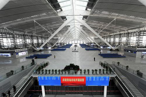 1月10日拍攝的寬敞明亮的候車大廳。由于是運(yùn)營(yíng)第一天,大廳內(nèi)旅客不多。新華社記者 李紫恒 攝