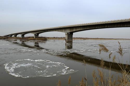 這是在寧夏銀川市黃河輔道橋附近拍攝的流凌(1月10日攝)。當日,黃河寧夏段出現(xiàn)196公里流凌。今冬黃河寧夏段凌汛期于2013年12月23日開始,較2012年晚10余天,首日出現(xiàn)流凌長度42公里。隨著近日氣溫持續(xù)下降,黃河流凌長度和密度逐步增加,截至目前,黃河寧夏石嘴山麻黃溝至吳忠黃河大橋(陳袁灘)以上2公里出現(xiàn)196公里流凌。新華社記者 李然 攝