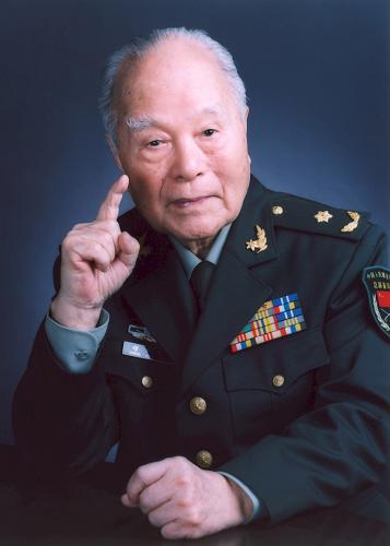 程開甲院士肖像。50年前,中國西部的戈壁上空騰起巨大蘑菇云,我國第一顆原子彈爆炸成功。這聲東方巨響的背后是當(dāng)時(shí)一大批科技工作者隱姓埋名、嘔心瀝血的堅(jiān)守與奮斗,其中就有一個(gè)傳奇的名字——程開甲。 作為中國核武器事業(yè)的開拓者和中國核試驗(yàn)科學(xué)技術(shù)體系的創(chuàng)建者之一、“兩彈一星”元?jiǎng)祝涕_甲院士為我國原子彈、氫彈以及30多次核試驗(yàn)的成功作出了重要貢獻(xiàn)。 1月10日,這位96歲高齡的科學(xué)巨匠登上了國家最高科技獎(jiǎng)的領(lǐng)獎(jiǎng)臺(tái),接過習(xí)近平總書記頒發(fā)的最高科技獎(jiǎng)證書。新華社發(fā)(總裝備部供圖)