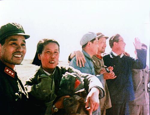 1966年,程開甲(左一)在氫彈試驗(yàn)現(xiàn)場(chǎng)。新華社發(fā)(總裝備部供圖)