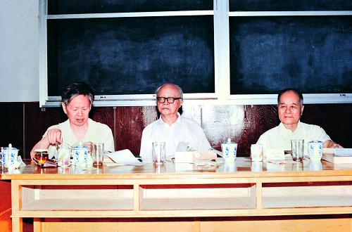 程開甲(右)與王淦昌(中)、呂敏(左)一起參加會(huì)議。新華社發(fā)(總裝備部供圖)