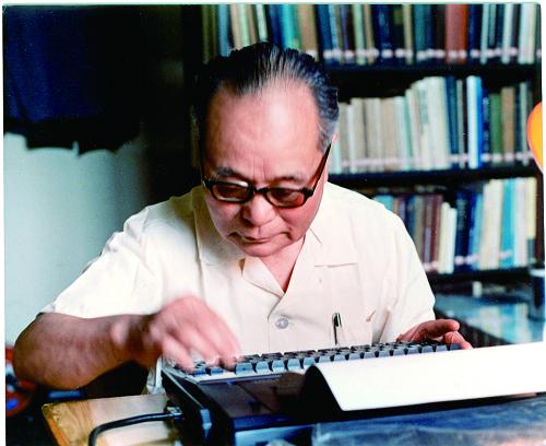 程開甲在打字機(jī)上撰寫論文。新華社發(fā)(總裝備部供圖)