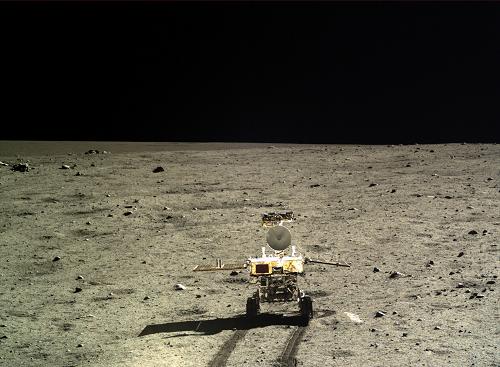 地形地貌相機拍攝的巡視器正面圖像(2013年12月22日02時48分攝)。新華社發(fā)
