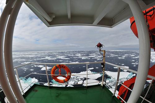 1月11日,“雪龍”號在羅斯海航行。新華社記者 張建松 攝