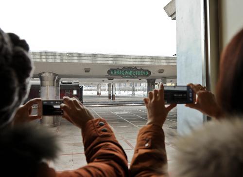 1月19日,觀眾在拍攝位于哈爾濱火車站的安重根擊斃伊藤博文事件發(fā)生地。新華社記者 王松 攝