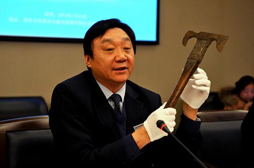 1月26日,侵華日軍南京大屠殺遇難同胞紀念館館長朱成山介紹南京市民王國彬捐贈的日軍投降時留下來的斧頭。新華社記者 沈鵬 攝