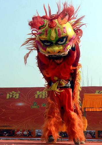 1月26日,獅舞演員為游客表演高難度動作。新華社記者 王頌 攝