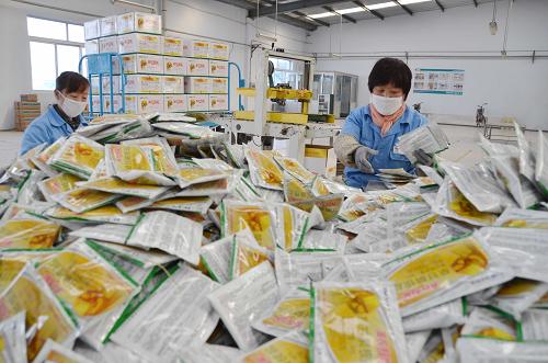 1月26日,在山東濱州濱農(nóng)科技有限公司的車間,工人在整理袋裝農(nóng)藥。新華社發(fā)(李榮新 攝)