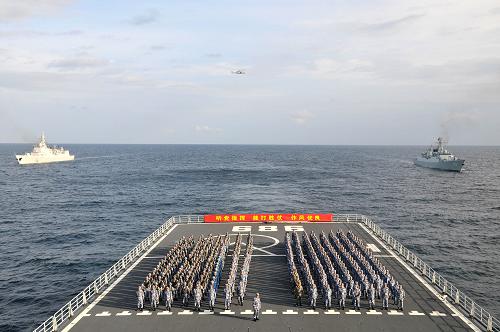 1月26日,南海艦隊(duì)遠(yuǎn)海訓(xùn)練編隊(duì)在曾母暗沙海域舉行宣誓儀式。當(dāng)日上午,南海艦隊(duì)遠(yuǎn)海訓(xùn)練編隊(duì)駛抵我國(guó)海疆最南端的曾母暗沙進(jìn)行巡航。編隊(duì)官兵在曾母暗沙海域舉行主權(quán)宣誓活動(dòng),表達(dá)對(duì)維護(hù)領(lǐng)土主權(quán)和海洋權(quán)益的堅(jiān)強(qiáng)決心。曾母暗沙是中國(guó)最南端的國(guó)土,是海上交通要道和戰(zhàn)略要地。中國(guó)海軍采取定期巡視的方式維護(hù)主權(quán)。新華社發(fā)(王婷 攝)