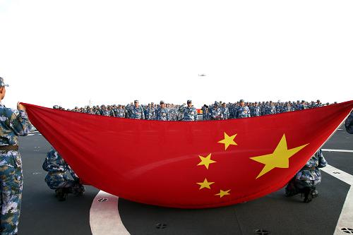 1月26日,南海艦隊(duì)遠(yuǎn)海訓(xùn)練編隊(duì)在曾母暗沙海域舉行主權(quán)宣誓活動(dòng)。新華社發(fā)(高毅 攝)