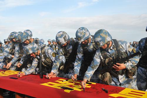 1月26日,參加宣誓儀式的陸戰(zhàn)隊(duì)官兵在“矢志強(qiáng)軍、走向深藍(lán)”橫幅上簽字。新華社發(fā)(王婷 攝)