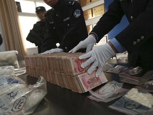 1月26日,武漢鐵路民警在清點收繳的毒品和毒資。新華社發(fā)(趙軍 攝)