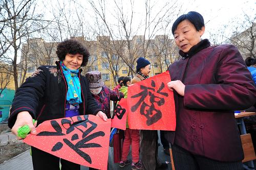 1月26日,在寧夏銀川新華街道永安社區(qū)內,居民展示孩子們贈送的“福”字。新華社記者 彭昭之 攝