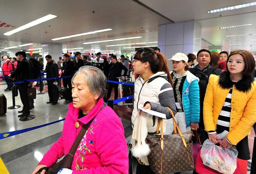 1月26日,旅客在福州長樂國際機(jī)場排隊(duì)辦理手續(xù)。春節(jié)的腳步越來越近,節(jié)前最后一個(gè)周末,全國公路、鐵路、民航、水路迎來節(jié)前出行客流最高峰。據(jù)不完全統(tǒng)計(jì),這兩天單日出行旅客將突破1億人次。新華社記者 林善傳 攝