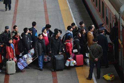 1月25日,在北京西站,乘客排隊(duì)上車。新華社記者 王全超 攝