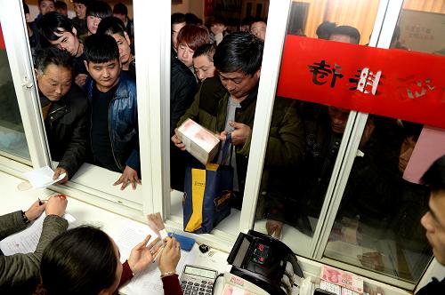 1月26日,在安徽省合肥市蜀山區(qū)五里墩街道辦公室,財(cái)務(wù)人員在現(xiàn)場核對并發(fā)放農(nóng)民工工資。當(dāng)日,安徽省合肥市蜀山區(qū)五里墩街道聯(lián)合相關(guān)單位為轄區(qū)內(nèi)一家企業(yè)的400余農(nóng)民工成功追討欠薪1200余萬,并現(xiàn)場核對登記發(fā)放。據(jù)介紹,合肥市蜀山區(qū)五里墩街道該欠薪企業(yè)因自身財(cái)務(wù)問題,直至年前仍未發(fā)放農(nóng)民工工資,五里墩街道積極協(xié)調(diào)企業(yè)和相關(guān)部門,最終成功讓企業(yè)在年前湊齊所欠工資,并及時(shí)發(fā)放。新華社記者 郭晨 攝