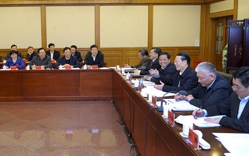 1月26日,中共中央政治局常委、國務(wù)院副總理張高麗在國家海洋局與極地大洋科技工作者座談。新華社記者 張鐸 攝