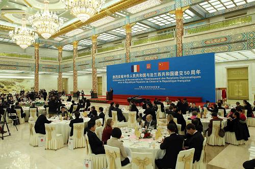 1月27日,中法建交50周年慶祝招待會(huì)在北京人民大會(huì)堂舉行。全國(guó)人大常委會(huì)委員長(zhǎng)張德江和法國(guó)國(guó)民議會(huì)議長(zhǎng)巴爾托洛內(nèi)出席招待會(huì)并致辭。新華社記者 劉衛(wèi)兵 攝