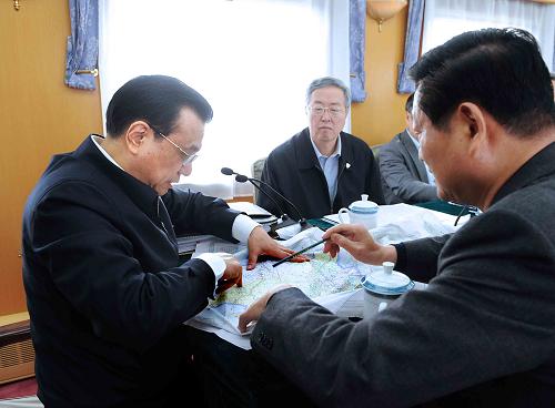 1月26日,中共中央政治局常委、國務(wù)院總理李克強在赴陜西商洛、安康看望慰問困難群眾的火車上,專門召開會議,聽取扶貧狀況,商議脫貧良策,部署進一步做好扶貧開發(fā)工作。新華社記者 李濤 攝