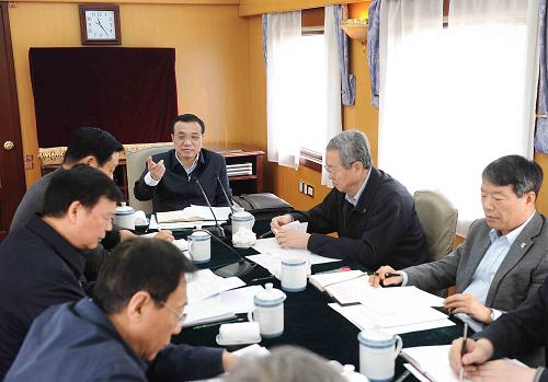 1月26日,中共中央政治局常委、國務(wù)院總理李克強在赴陜西商洛、安康看望慰問困難群眾的火車上,專門召開會議,聽取扶貧狀況,商議脫貧良策,部署進一步做好扶貧開發(fā)工作。新華社記者 李濤 攝