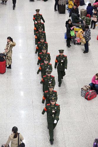 1月30日,武警浙江總隊直屬支隊的武警戰(zhàn)士在杭州鐵路東站巡邏。新華社發(fā)(郭廣杰 攝)