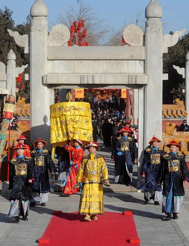 1月30日,演員在進行仿清祭地表演。當日,北京地壇舉辦仿清祭地表演,再現清朝宮廷祭祀禮儀。祭地表演嚴格遵照乾隆時期的祭拜程序進行,近200人的表演隊伍集歌、舞、樂一體,其中舞蹈分文、武兩部分,文舞生手持古笛,武舞生手持干與戚,舞姿剛勁舒展。地壇亦稱方澤壇,建于明代嘉靖九年(1530年),是我國目前原格局保存完整的規(guī)模最大的祭地之壇,先后有明清兩朝的14位皇帝連續(xù)381年在此祭地,是連續(xù)祭祀時間最長的一座祭地之壇。新華社記者 公磊 攝