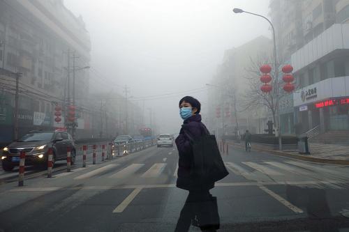1月30日,一名行人走在大霧籠罩的江蘇無(wú)錫街頭。當(dāng)日是農(nóng)歷大年三十,我國(guó)多地出現(xiàn)大范圍濃霧天氣。中央氣象臺(tái)6時(shí)和8時(shí)連續(xù)發(fā)布大霧黃色預(yù)警,提醒趕著回家團(tuán)圓的人們注意交通安全,平安到家。新華社發(fā)(丁罕 攝)