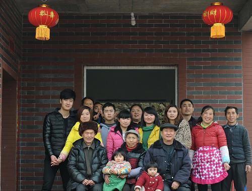 1月30日,在蘆山縣蘆陽鎮(zhèn)黎明新村聚居點(diǎn),村民任學(xué)康(右一)一家人在新居里拍合影。新華社記者 薛玉斌 攝