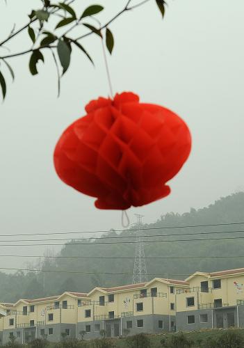 1月30日,蘆山縣蘆陽鎮(zhèn)黎明新村聚居點(diǎn)家家掛起紅燈籠。新華社記者 薛玉斌 攝
