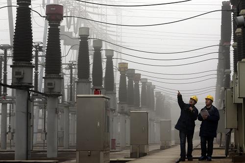 1月30日,國(guó)家電網(wǎng)安徽蚌埠供電公司變電值班人員在大霧中巡視電力設(shè)備。1月29日23點(diǎn)15分,安徽省氣象臺(tái)發(fā)布大霧橙色預(yù)警。國(guó)家電網(wǎng)安徽蚌埠供電公司立即啟動(dòng)應(yīng)急預(yù)案,利用遠(yuǎn)紅外成像檢測(cè)儀對(duì)設(shè)備進(jìn)行放電檢測(cè),及時(shí)掌握設(shè)備運(yùn)行狀況,嚴(yán)防大霧天期間電網(wǎng)“污閃”事故的發(fā)生,確保春節(jié)安全可靠供電。新華社發(fā)(牛路 攝)