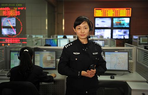 1月30日,警察宋珊站在長沙市公安局110指揮中心內(nèi)。宋珊已工作9年,除夕這天她在110指揮中心機(jī)房負(fù)責(zé)110報(bào)警熱線的指揮調(diào)度工作。除了懷孕的那年除夕,32歲的宋珊有8個(gè)除夕在工作崗位上度過。新華社記者 李尕 攝