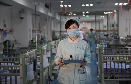 1月30日,護(hù)士長肖娟站在湖南省兒童醫(yī)院重癥醫(yī)學(xué)二科的重癥監(jiān)護(hù)室里。除夕這天她在重癥監(jiān)護(hù)室值班。春節(jié)期間她和另外20多個(gè)護(hù)士一起輪流值班,看護(hù)重癥監(jiān)護(hù)室里的40多名小孩。新華社記者 李尕 攝