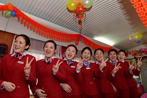 1月30日,乘務(wù)員在餐車(chē)排練,為旅客準(zhǔn)備車(chē)廂里的“春晚”節(jié)目。新華社記者 張國(guó)俊 攝