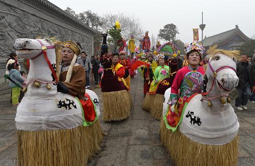1月31日,來(lái)自魯南地區(qū)的演出團(tuán)體在山東臺(tái)兒莊古城景區(qū)內(nèi)巡游演出。新華社發(fā)(高啟民 攝)