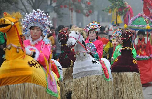 1月31日,來(lái)自魯南地區(qū)的演出團(tuán)體在山東臺(tái)兒莊古城景區(qū)內(nèi)巡游演出。新華社發(fā)(高啟民 攝)