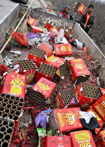 1月31日,環(huán)衛(wèi)工人搬運(yùn)煙花爆竹垃圾。新華社記者 岳月偉 攝