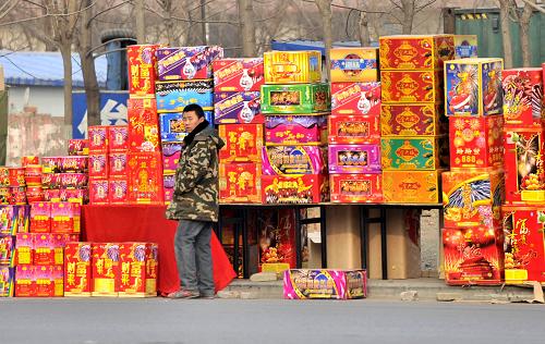 1月29日,一名銷售人員在煙花爆竹銷售點(diǎn)等待顧客。新華社記者 岳月偉 攝