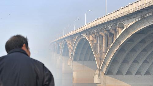 霧霾籠罩下的長沙橘子洲大橋。當日,湖南省會長沙遭遇霧霾,市區(qū)能見度不足百米,空氣質(zhì)量為重度污染。長沙市環(huán)境監(jiān)測中心站介紹,重度空氣污染現(xiàn)象出現(xiàn)的原因主要是今年北下的弱冷空氣未能轉(zhuǎn)強,與東南風在長沙中下游偏西形成對峙狀態(tài),攜帶的污染物聚集在長沙等長江中下游城市,空氣橫向、縱向無法對流,污染物無法得到擴散。新華社記者 龍弘濤 攝
