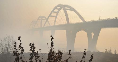 霧霾籠罩下的長沙福元路大橋。新華社記者 龍弘濤 攝